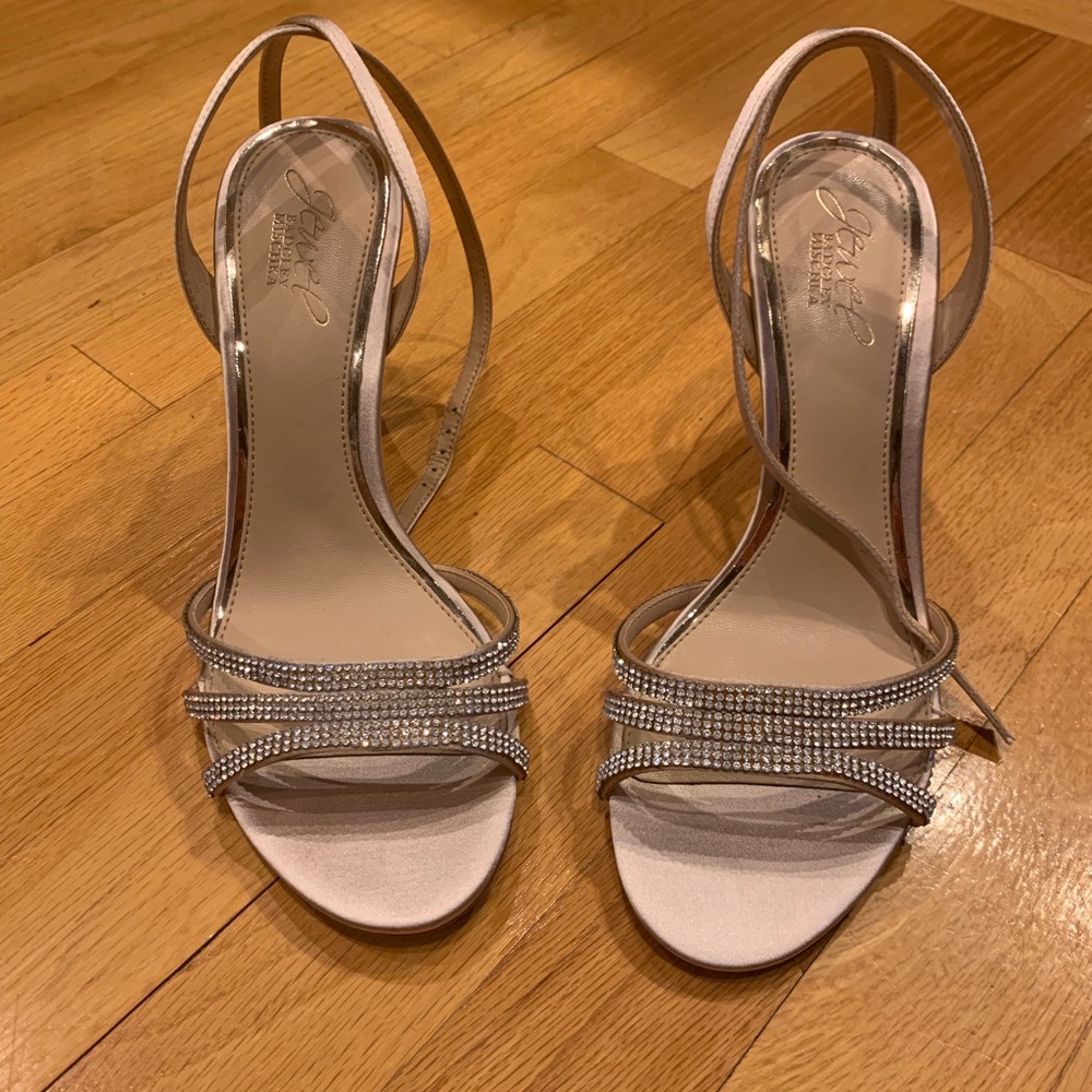 Jewel by Badgley Mischka Rose Gold Strappy Sandal. Size 8.